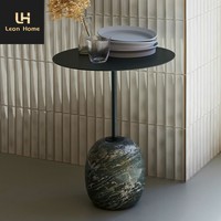 Table d'appoint moderne et créative à base ronde en marbre, table de canapé simple avec finition naturelle pour balcon ou chambre d'hôtes