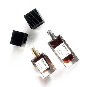 Botella de Spray de vidrio de Perfume de fondo grueso de crimpado transparente cuadrado plano de 100ml de alta calidad con tapa de madera negra - Product Image 3
