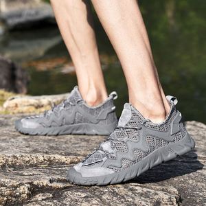 รองเท้าลำลองผู้ชายสำหรับฤดูร้อน น้ำหนักเบา ระบายอากาศได้ดี ทำจากหนังกลับและผ้าตาข่าย ดีไซน์แบบเจาะรู พื้นรองเท้าด้านในทำจากผ้า พื้นรองเท้าด้านนอกทำจาก EVA และ PVC - Product Image 3