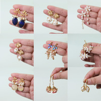 Ornamen Hadiah Liburan Desain Lebah Bunga Vintage Dua Sisi, Kerajinan Inlay Enamel Paduan Mutiara Air Tawar Berlapis Emas