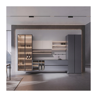 Meubles de cuisine gris clair modernes, ensemble compact avec vitrine en verre