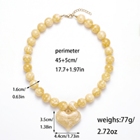 Collier en perles de résine colorées en gros avec fermoir en acier inoxydable, pendentif cœur personnalisé, bijoux ras-du-cou