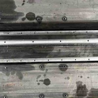 Grande structure en acier, base de rail au sol, usinage, perçage, soudage, peinture, plastification, service tout-en-un, garantie 3 ans