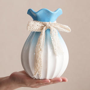 Ensemble de vases en céramique à volants ombrés avec nœud en dentelle - Vases décoratifs charmants pour la maison et les cadeaux - Product Image 4