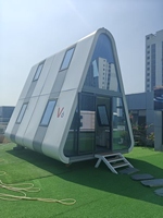 Maison préfabriquée modulaire de luxe, moderne, tendance, compacte, mobile, extérieure, en acier triangulaire, 2 chambres, villa pour les vacances et les voyages