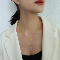 Collier tendance en acier inoxydable plaqué or 18 carats avec pendentif en forme de lune et perles imitation perle, avec chaîne à maillons pour femmes
