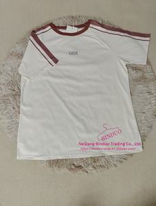 طقم نسائي كاجوال عصري من قطعتين على الطراز الكوري، تصميم صيفي جديد فضفاض بأكمام قصيرة وبنطلون واسع الساقين بثلاثة خطوط - Product Image 6