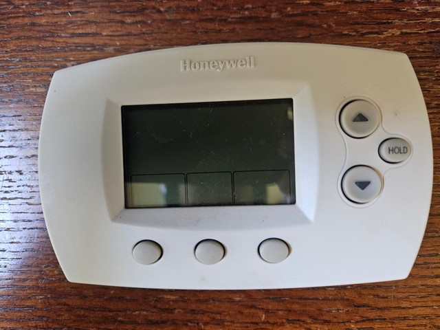 Thermostat Th6110d1005 Programmable Home Office Batteries Included Brand New in Stock One-year Warranty