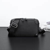 Sac bandoulière messager pour homme, grande capacité, coque rigide, décoré de rivets, imperméable et durable, vente en gros, personnalisable en usine