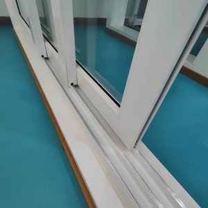 نوافذ زجاجية مزدوجة مانعة للصوت تأثير الإعصار PVC/UPVC نوافذ منزلقة مع شبكة البعوض وحانة زخرفية - Product Image 4