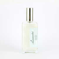Parfum pour femmes, flacon en verre rectangulaire transparent, bouchon cylindrique argenté, étiquette bleu pâle, senteur lactée, propre et persistante