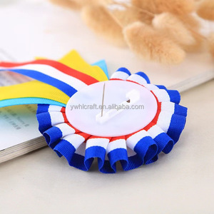 Spilla Distintiva Rotonda Personalizzata HLC con Rosetta Blu in Nastro di Raso e Scritta 'Happy Birthday to Me', Gadget per Feste, Spilla Decorativa - Product Image 3