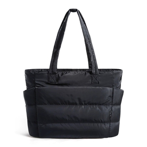 Sac fourre-tout matelassé tendance en nylon imperméable grande capacité pour femme, avec logo personnalisé et imprimé de créateur, idéal pour les voyages - Product Image 4