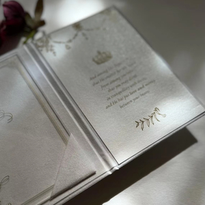 Suites de mariage traditionnelles Invitation de mariage pliante en velours Enveloppe blanche en cristal de luxe personnalisée Carte d'invitations à trois volets - Product Image 3
