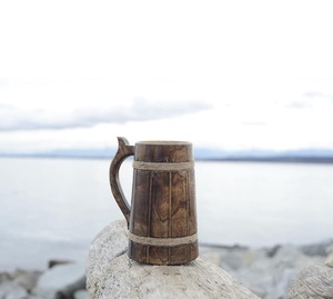 Chope à bière en bois durable avec design de tonneau classique idéal pour les événements sur le thème des boissons froides et les collections de bars à domicile - Product Image 1