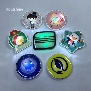 Cadeau de promotion publicitaire en forme de logo personnalisé Insignes lumineux en acrylique LED Épingles nominatives clignotantes LED pour identification