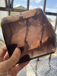 Pierre brute synthétique de cristal fumé clair pour la découpe de pierres précieuses - Product Image 6