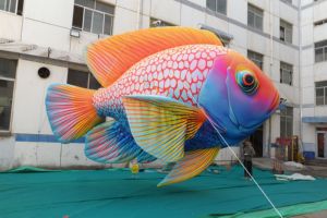 Publicidad para Promoción de Eventos: Modelos Inflables de Peces Tropicales, con Atmósfera Oceánica y Accesorios Decorativos Específicos para la Escena - Product Image 2