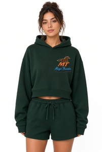 ชุดเซ็ตเสื้อฮู้ดครอปสีเขียวเข้มและกางเกงขาสั้นพร้อมลายพิมพ์ตามสั่ง - Product Image 4
