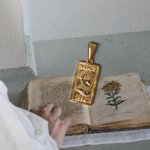 Collier en acier inoxydable plaqué or 18 carats avec médaille en forme de pièce de monnaie romaine en or avec motif d'épi de blé et d'Élisabeth - Product Image 4