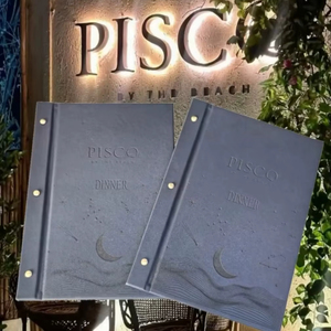 Couverture de menu de restaurant en cuir PU de qualité supérieure, durable, certifiée ISO, avec logo en métal doré embossé, design complet, couleur personnalisée, hôtel - Product Image 1