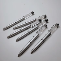 Stylo à DEL avec lumière lumineuse Écriture de nuit Décorations de fête clignotantes Stylo à bille pour écrivains de nuit