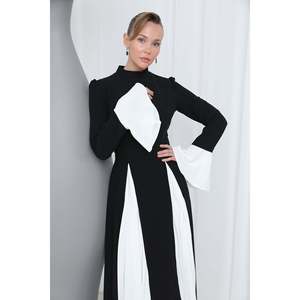 Robe de soirée moderne pour femme musulmane, noire, en satin écru, coupe trapèze, col montant, taille empire, avec détails de panneaux contrastants 17012ELB - Product Image 4