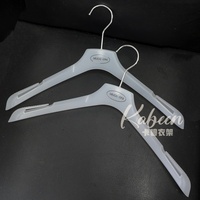 Leichte, multifunktionale Kunststoff-Kleiderbügel mit Clips und Hosenhalter für individuelles Logo, koreanischer Stil, für Bekleidungsgeschäfte und Ladenausstattung