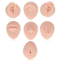 Modèle en silicone pour présentation de piercings, couleur peau foncée beige brun, pour la pratique sur des oreilles, nez, nombril, tétons et langue