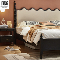 Lit Queen en bois massif avec tête de lit ondulée de style Mid-Century, revêtement crème, poteaux sculptés noirs, écologique et silencieux, idéal pour les maisons rétro et vintage