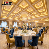 Ensemble de table et chaises de restaurant J2S Classic Luxury Hotel Banquet Project, design moderne avec sièges capitonnés et plateau rond en bois.