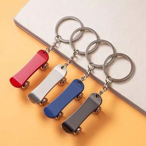 Porte-clés Mini Skateboard Mignon pour Femmes et Hommes, Porte-clés de Voiture Simulant un Scooter, Cadeau Souvenir pour les Amateurs de Skate - Product Image 1