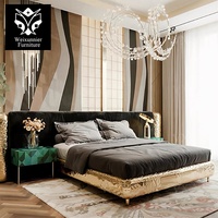 Cama King Size Moderna de Lujo con Cabecera Tapizada Extra Grande, Marco Decorativo de Latón Dorado Escultural y Diseño Personalizado