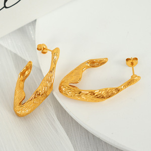 Boucles d'oreilles créoles irrégulières dorées en alliage de zinc EH308, boucles d'oreilles clous tendance - Product Image 1