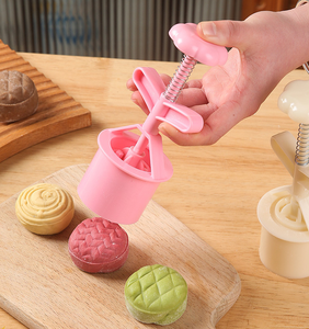 Nouveau Lot de 6 Moules à Gâteaux de Lune en Plastique Alimentaire Pas Cher 2026 – Tampons Manuels à Pression pour Pâtisserie, Biscuits et Desserts de la Saint-Valentin - Product Image 3