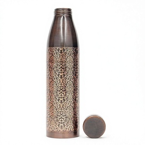 Bouteille d'eau en cuivre de style antique avec motifs floraux, reflétant la maîtrise artisanale du patrimoine, luxueuse et écologique. - Product Image 1