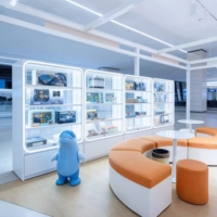 Schlanke Moderne Trendige Spielzeug-Vitrine, Anpassbare Farbige LED-Ausstellungsvitrine für Premium-Einzelhandel & Einkaufszentren