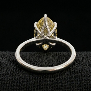 Bague en platine sertie de diamants de qualité supérieure pour femmes, bijoux de mariage élégants et minimalistes avec un attrait de mode contemporain - Product Image 2