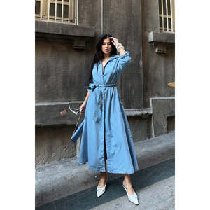 Vestido camisero midi de mezclilla con cuello vuelto, estilo cruzado y lazo, en tono oscuro liso, transpirable, para mujer. - Product Image 2