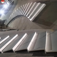 Calacata en pierre artificielle en spirale, marches à rainure antidérapante, escaliers en pierre frittée avec couvercle d'éclairage Led