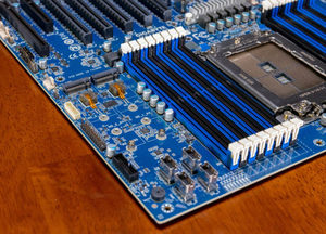 Carte mère E-ATX d'occasion OEM MZ32-AR0 Rev2.0 haute capacité, processeur EPYC série 7000, quatre canaux, socket SP3, DDR4 2048 Go, SATA - Product Image 3