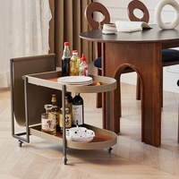 Chariot à roulettes avec cadre en métal, design à double couche avec panneau arrière en cuir de selle, chariot roulant pour salon, utilisation domestique, table basse