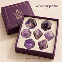 Dés en améthyste D8 avec chiffres dorés et motifs de pierres violettes et plus claires sur une forme octaédrique pointue pour collections de dés