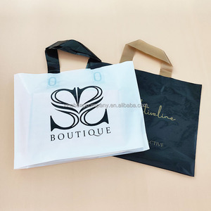 Bolsas de compras de plástico negro personalizadas con su logotipo, con impresión de texto y tamaño en cualquier color. - Product Image 1
