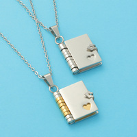 Bijoux personnalisés en acier inoxydable gravés avec logo personnalisé Collier pendentif livre pliable de simulation 3D pour couple