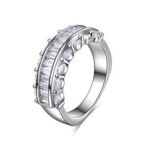 Anello con Accenti in Cristallo per Donne, Elegante Accessorio di Moda per Uso Quotidiano e Feste - Product Image 1