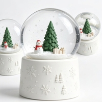 Personalisierte Weihnachts-Schneekugel mit Wasserkristallen Individuelles Feiertagsgeschenk OEM ODM Schreibtischdekoration
