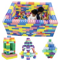 Riesige Bausteine spielen Spaß Kinder fahren auf grünem Roboter hund EVA Foam Building Brick Toy
