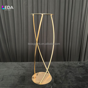 Centro de Mesa LEDA con Base de Metal Dorado, Decoración Moderna para Mesa de Boda - Product Image 4