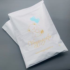 Sacs d'expédition blancs mats de qualité supérieure avec logo personnalisé en feuille d'or - Enveloppes polyvalentes autocollantes pour l'emballage e-commerce - Product Image 6